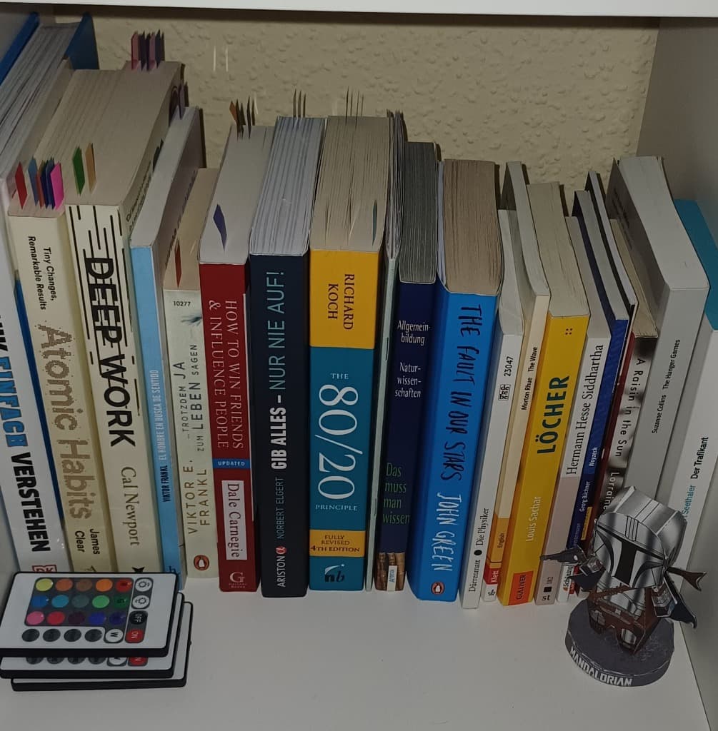 Self-Improvement-Bücher und Romane im Regal