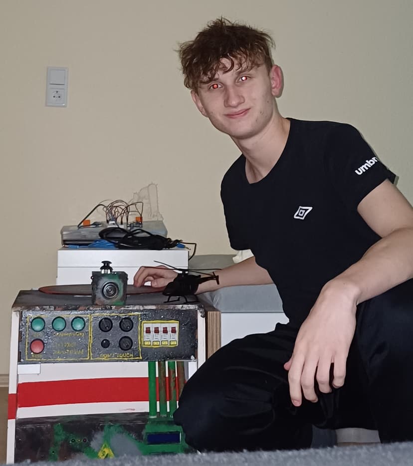 Bild von mir mit der Escape-Room-Box